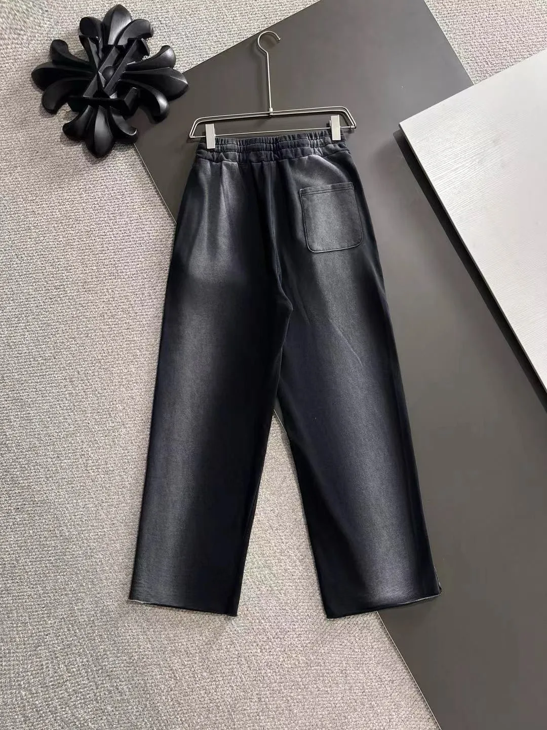 Next day shipment P360 Stone lsland/Stone Island Exclusively launches 25ss autumn and winter new high-quality trousers. Compare real-life details at will. Craftsmanship that ordinary small workshops cannot copy. Top-level ZP development. Unique imported fabric feel. Purely imported German machine production. Precision operation. Ten thousand needle density. A pair of trousers with rich details. You can see the development strength. A full set of new accessories are customized simultaneously. Simple yet elegant. Soft, delicate and comfortable. The upper body is versatile and fashionable. A perfect choice for autumn and winter. A must-have item. Loose fit. Please refer to the size chart when placing an order: S to XL (or state your height and weight when placing an order)